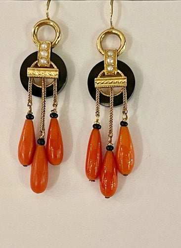 Boucles d'oreilles Boucles d’oreilles pendantes en or jaune 18 carats, onyx, corail et perles fines 58 Facettes 862568