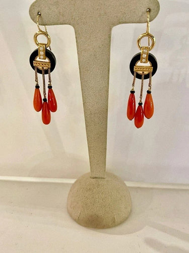 Boucles d'oreilles Boucles d’oreilles pendantes en or jaune 18 carats, onyx, corail et perles fines 58 Facettes 862568