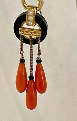 Boucles d'oreilles Boucles d’oreilles pendantes en or jaune 18 carats, onyx, corail et perles fines 58 Facettes 862568