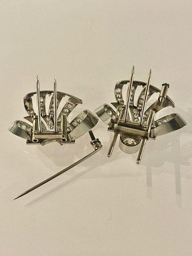 Boucles d'oreilles Broche double clip en or gris 18 carats et diamants 58 Facettes 1064033