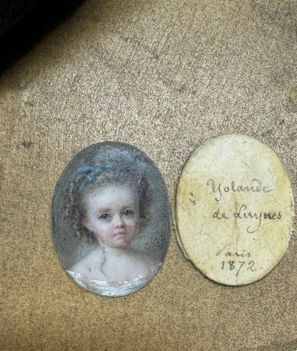 Pendentif Cécile Villeneuve - Pendentif médaillon portrait en cristal de roche, perles 58 Facettes