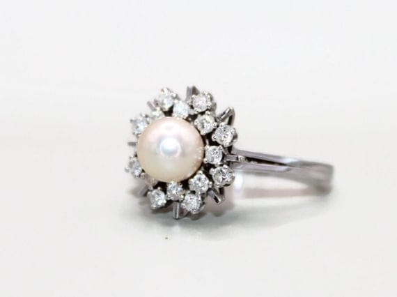 Bague 59 Bague marguerite en or blanc 18K avec perle et diamants 58 Facettes