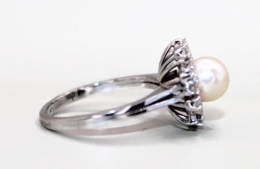 Bague 59 Bague marguerite en or blanc 18K avec perle et diamants 58 Facettes