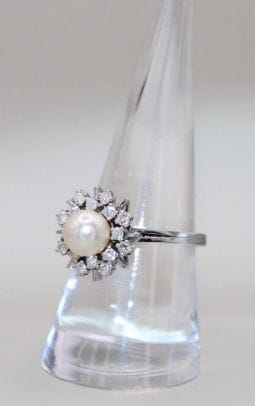 Bague 59 Bague marguerite en or blanc 18K avec perle et diamants 58 Facettes