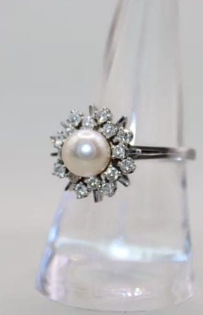 Bague 59 Bague marguerite en or blanc 18K avec perle et diamants 58 Facettes
