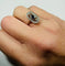 Bague 57 Bague en or blanc au saphir ovale et diamants 58 Facettes 56
