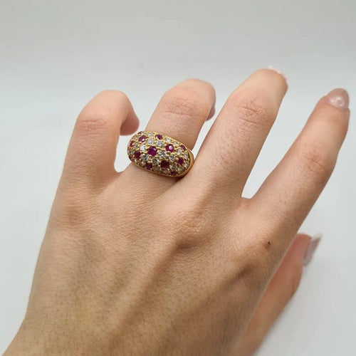Bague 52 Bague bombée en or jaune 18 carats sertie de rubis et diamants 58 Facettes
