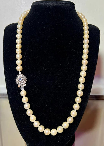 Collier Collier de perles Akoya - Perles de culture blanches en or gris 750 et saphir 58 Facettes