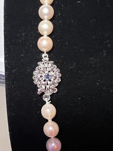 Collier Collier de perles Akoya - Perles de culture blanches en or gris 750 et saphir 58 Facettes