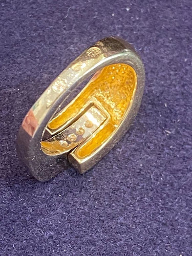 Bague 53 Bague moderniste en or jaune et or gris 18K avec diamants 58 Facettes