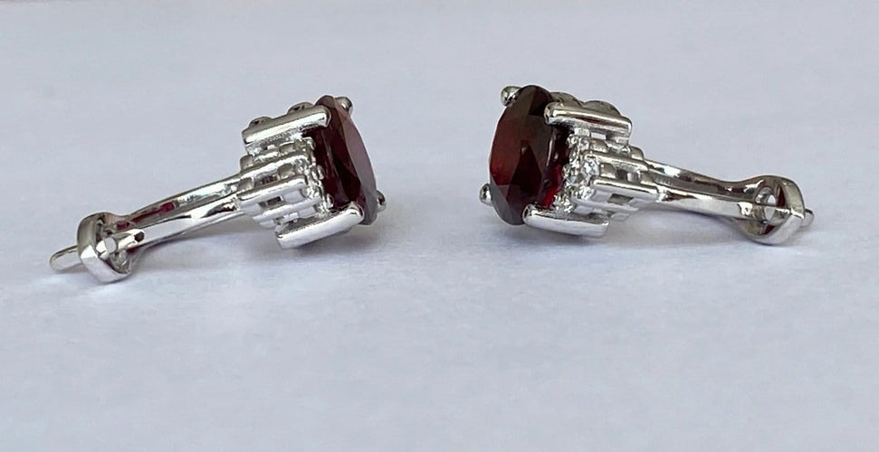 Boucles d'oreilles Boucles d’oreilles puces en or blanc 18 carats, rubis et diamants 58 Facettes