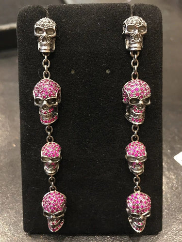 Boucles d'oreilles Pendants d’oreilles « Têtes de mort » en or noirci 18 ct, rubis et diamants noirs 58 Facettes