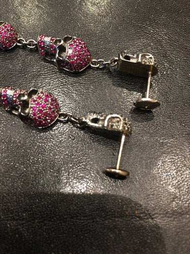 Boucles d'oreilles Pendants d’oreilles « Têtes de mort » en or noirci 18 ct, rubis et diamants noirs 58 Facettes
