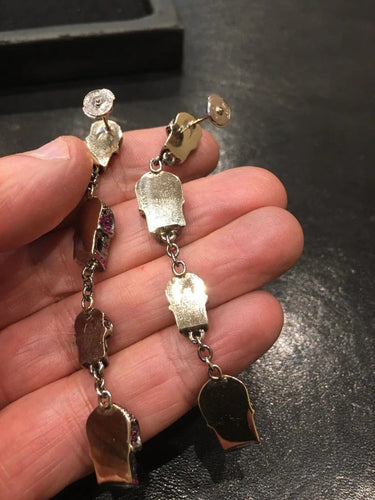 Boucles d'oreilles Pendants d’oreilles « Têtes de mort » en or noirci 18 ct, rubis et diamants noirs 58 Facettes