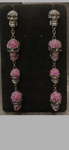 Boucles d'oreilles Pendants d’oreilles « Têtes de mort » en or noirci 18 ct, rubis et diamants noirs 58 Facettes