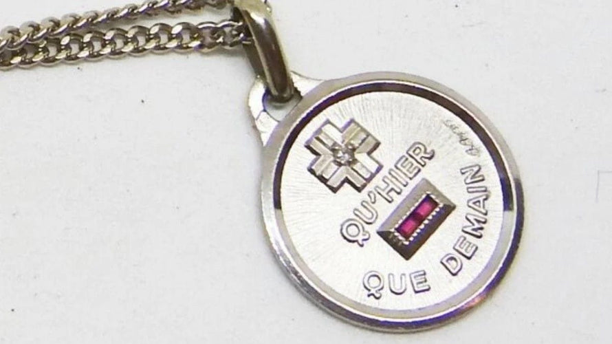 Collier Augis - Chaîne et médaille d’amour en or blanc 18 carats, rubis et diamants 58 Facettes