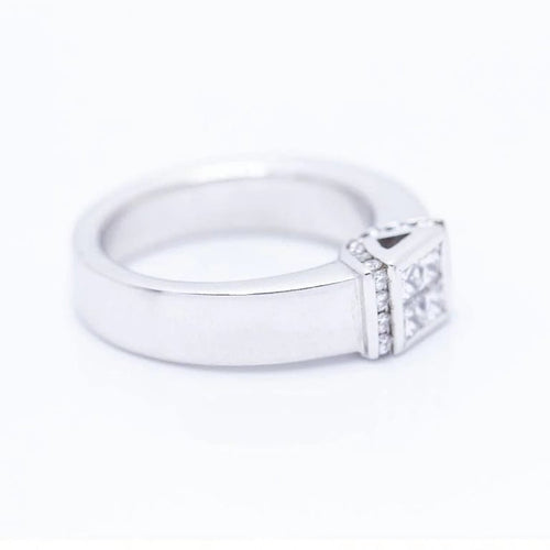 Bague 53 Bague en or blanc 18 ct avec diamants taille princesse et brillants 58 Facettes N102929EJ