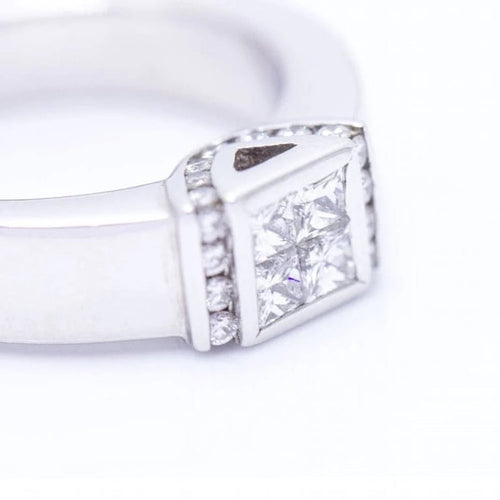 Bague 53 Bague en or blanc 18 ct avec diamants taille princesse et brillants 58 Facettes N102929EJ