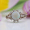 Bague 53 Bague opale ronde et diamants en or blanc 18 carats 58 Facettes 24-121