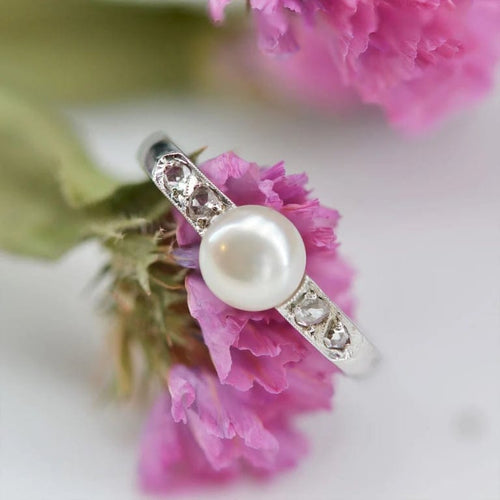 Bague 51 Bague ancienne en or blanc 18 carats, perle et diamants 58 Facettes 23-182