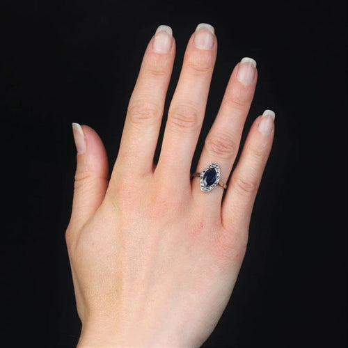 Bague 53 Bague Art déco navette en or blanc 18 carats saphirs et diamants 58 Facettes 23-144