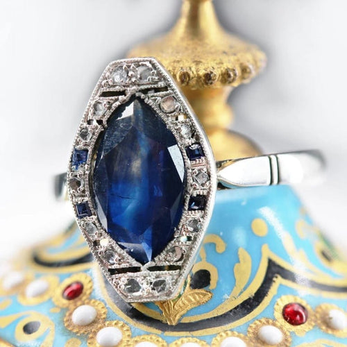 Bague 53 Bague Art déco navette en or blanc 18 carats saphirs et diamants 58 Facettes 23-144