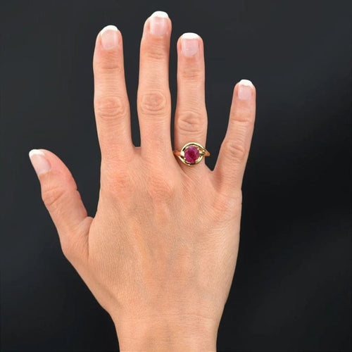 Bague 57 Bague tourbillon en or jaune 18 carats avec rubis ovale 58 Facettes 22-249
