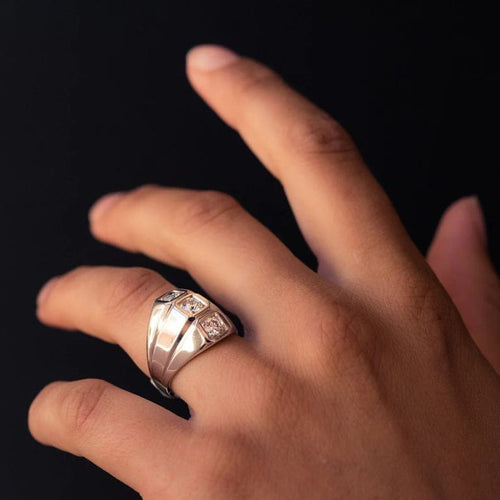 Bague 53 Bague moderniste en or blanc 18 carats et diamants 58 Facettes 20-203-50