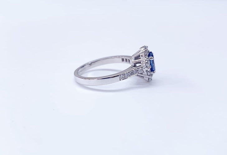Bague 55 Bague marguerite saphir en or blanc 18K et diamants 58 Facettes BAG.MARGT.S.LIGNE