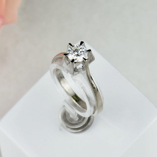 https://cdn.shopify.com/s/files/1/0442/6560/3235/products/brillantring-solitarring-aus-18-karat-weissgold-honey-decoration-3.jpg?v=1772142760