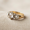 https://cdn.shopify.com/s/files/1/0442/6560/3235/files/Georgianischer-Herz-Tropfen-Diamantring-Honey-209.png?v=1792754269