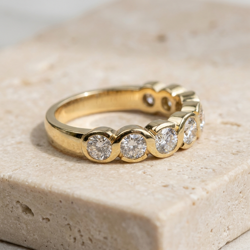 https://cdn.shopify.com/s/files/1/0442/6560/3235/files/Halb-Memoire-Ring-mit-7-Brillanten-Honey-Jewel-889.png?v=1792754300