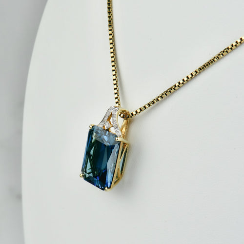 Pendentif Pendentif en or jaune 14K avec topaze et diamants 58 Facettes 1294