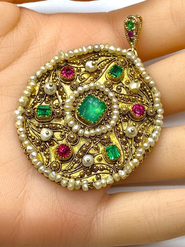Pendentif Pendentif en or jaune 18 carats avec émeraude et perles 58 Facettes AB678