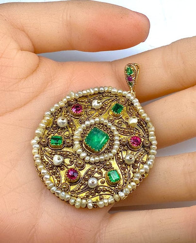 Pendentif Pendentif en or jaune 18 carats avec émeraude et perles 58 Facettes AB678