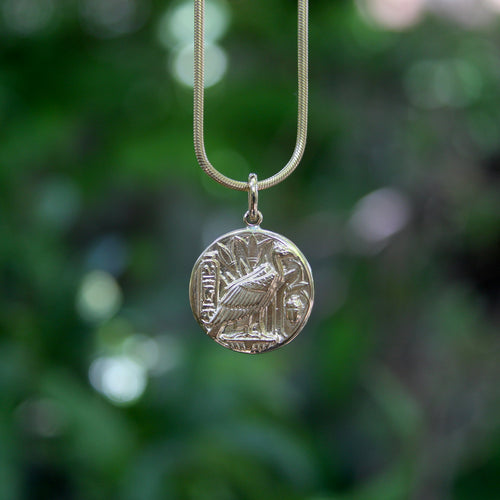 Pendentif 14K - Pendentif charm médaillon en or jaune, vautour Nekhbet 58 Facettes