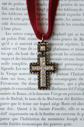 Pendentif Croix ancienne - Pendentif en or jaune 18 ct, argent, diamants et émail noir 58 Facettes