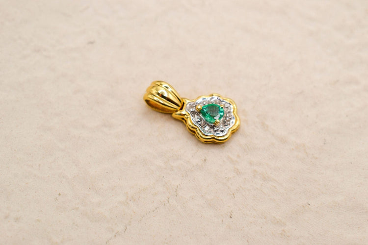 Pendentif Pendentif floral en or jaune 18 carats avec émeraude et diamants 58 Facettes 3896