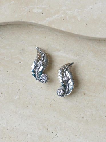 Boucles d'oreilles Boucles d’oreilles rétro plume en or blanc 18 ct, platine et diamants 58 Facettes