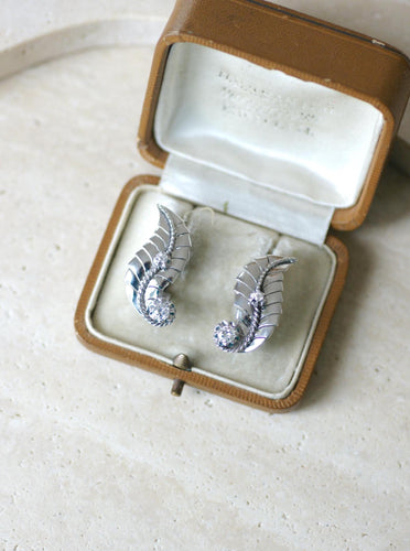 Boucles d'oreilles Boucles d’oreilles rétro plume en or blanc 18 ct, platine et diamants 58 Facettes