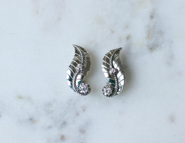 Boucles d'oreilles Boucles d’oreilles rétro plume en or blanc 18 ct, platine et diamants 58 Facettes