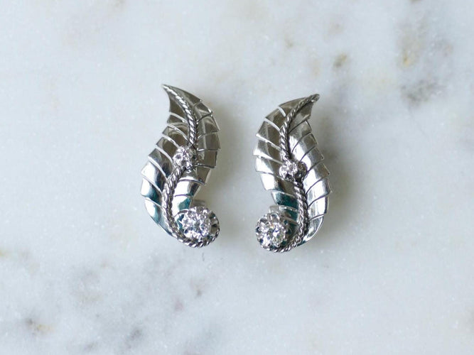Boucles d'oreilles Boucles d’oreilles rétro plume en or blanc 18 ct, platine et diamants 58 Facettes