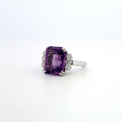 Bague 50 Bague en or blanc 18 kt avec améthyste et diamants 58 Facettes