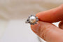 Bague 47.5 Bague circulaire perle et diamants en or blanc 18 carats 58 Facettes 3879