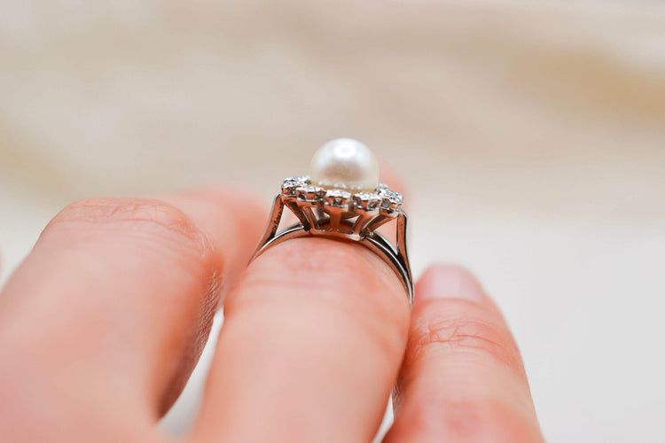 Bague 47.5 Bague circulaire perle et diamants en or blanc 18 carats 58 Facettes 3879
