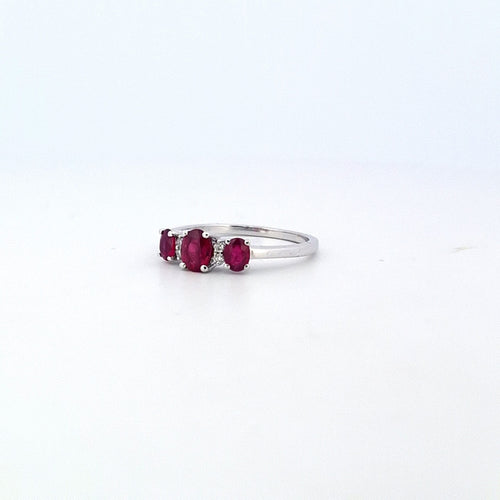Bague 52 Bague - en or blanc 18 ct avec rubis et diamants 58 Facettes