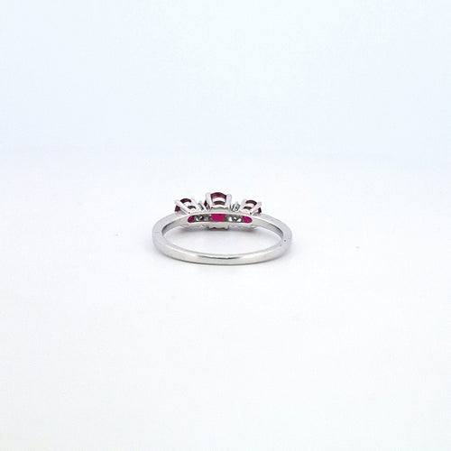 Bague 52 Bague - en or blanc 18 ct avec rubis et diamants 58 Facettes