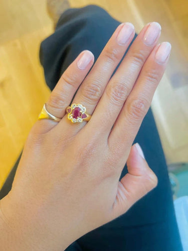 Bague 54 Bague en or jaune, rubis et diamants 58 Facettes