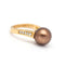 Bague 55 LARGÉ - Bague en or rose 18 kt avec perle et diamants 58 Facettes UKD359665LF