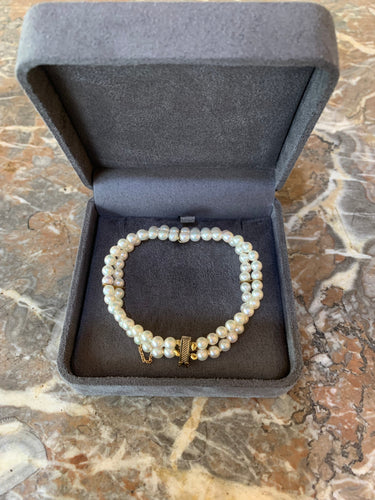 https://cdn.shopify.com/s/files/1/0647/1470/3075/files/Bracelet_de_Luxe_-_Bracelet_de_Perles_2_Rangs_Or_Jaune_-_Joaillerie_Paris_-_Les_Pierres_de_Julie_2.jpg?v=1771945035